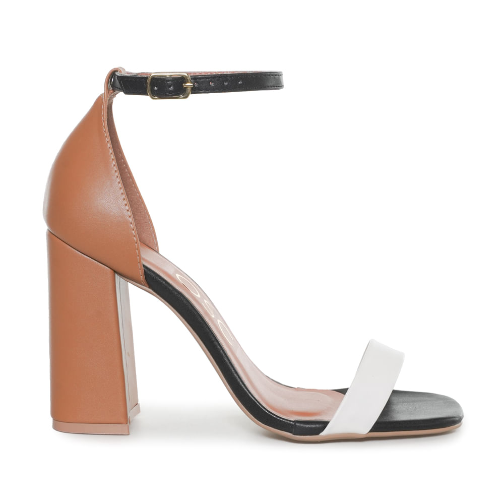 Sandália feminina OSC com salto grosso capuccino, tira frontal off white e fechamento com fivela dourada no tornozelo.